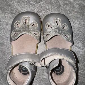 Livie & Luca Silver Kids Shoes Petals size 9